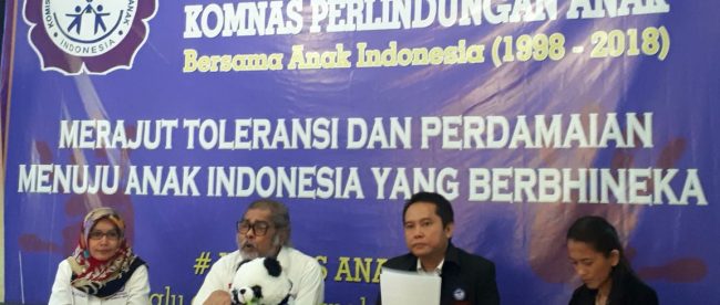 Ketua Umum Komnas Perlindungan Anak Arist Merdeka Sirait didampingi Sekjen Komnas PA Dhanang Sasongko, Komisioner Komnas PA Lia Latifah dan Ketua Yayasan Istana Bocah Nusantara (IBN) dalam konferensi pers di Kantor Komnas PA, Sabtu, 27/10/2018