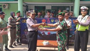 Kapolsek Parung Panjang bersama Danramil Parung Panjang usai upacara HUT ke-73 TNI di Makoramil Parung Panjang, Jumat 5/10/2018 (dok. KM)