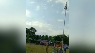 Hibatullah Akbar Novianto memanjat tiang bendera dan menyambungkan pengait pada Upacara Bendera Sumpah Pemuda di SMAN 1 Purwokerto, Banyumas 28/10/2018