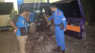 Petugas kepolisian dari Ditpolair Polda Babel menunjukkan barang bukti solar yang berada dalam mobil (dok. KM)