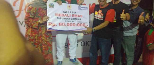 Ferniwati Lase meraih medali emas dalam kejuaraan tinju kelas 57 kg Porprov Jawa Tengah tahun 2018 di UNY Yogyakarta, 19-24/10/2018