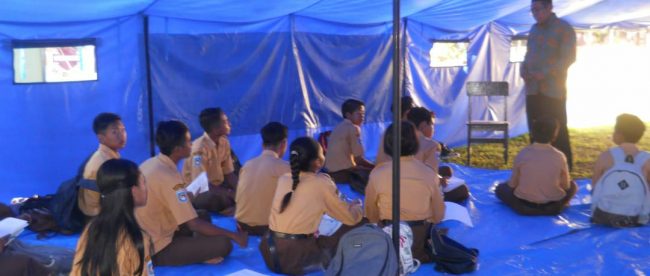 Suasana belajar siswa di tenda darurat, Lombok (dok. KM)