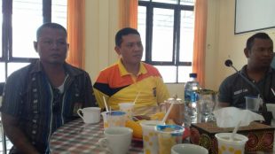Kapolres Rote Ndao AKBP Bambang Hari Wibowo bersama awak media, Jumat 23/11/2018 (dok. KM)
