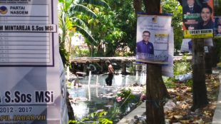 Atribut peraga kampanye yang melanggar peraturan di wilayah Bekasi (dok. KM)