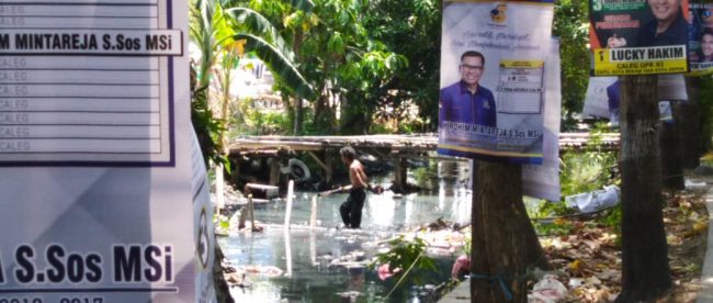 Atribut peraga kampanye yang melanggar peraturan di wilayah Bekasi (dok. KM)