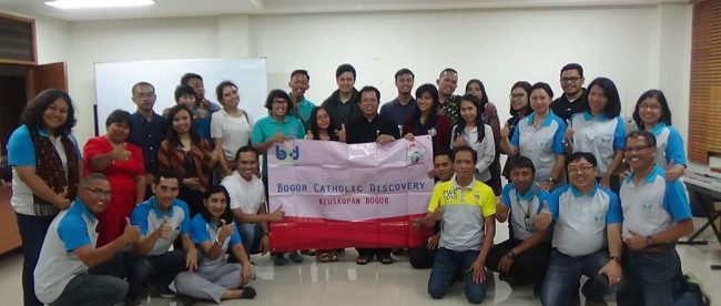 Para peserta Angkatan Ke-18 BCD, fasilitator dan Romo Sutarno dari keuskupan Bogor (dok. KM)
