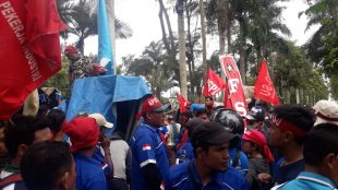 Aksi demonstrasi buruh di depan Kantor Gubernur Sumatera Utara, Medan, Jumat 16/11/2018 (dok. KM)