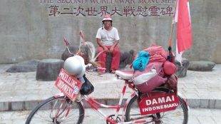 Damin, warga Lampung yang bersepeda ontel keliling Indonesia hingga mencapai Papua (dok. KM)
