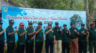 Foto bersama Wakil Bupati Yazid Mahfudz pada Peringatan Hari Cinta Puspa dan Satwa Nasional (HCPSN) Kabupaten Kebumen di Jembangan Poncowarno pada hari Selasa, 27/11/2018