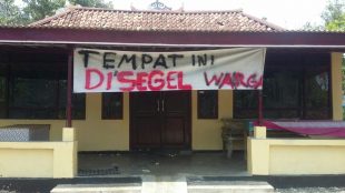 Sekretariat Majelis Tafsir Alquran (MTA) Kemujan, Adimulyo masih dipasang spanduk disegel warga dan jalan yang diblokade warga sudah dibuka dan dibersihkan, Jumat 2/11/2018 (dok. KM)