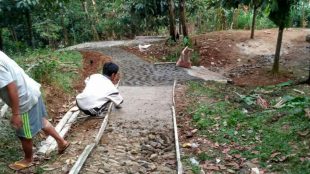 Pembangunan jalan lingkungan di Desa Pabangbon, Leuwiliang, dilaksanakan dengan swadaya warga (dok. KM)