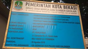 Plang proyek pembangunan jalur trotoar di de;an kantor Kecamatan Bantargebang, Kota Bekasi (dok. KM)