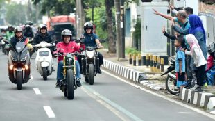 Presiden Joko Widodo didampingi Menteri Perdagangan, Wali Kota Tangerang dan Bupati Tangerang menggunakan motor ke pasar tradisional Pasar Anyar Kota Tangerang, Minggu 3/11/2018 (dok. Setpres)