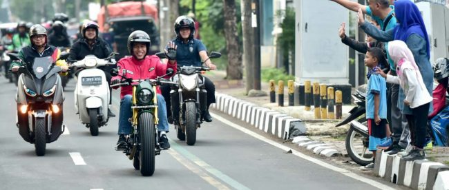 Presiden Joko Widodo didampingi Menteri Perdagangan, Wali Kota Tangerang dan Bupati Tangerang menggunakan motor ke pasar tradisional Pasar Anyar Kota Tangerang, Minggu 3/11/2018 (dok. Setpres)