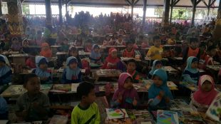 1500 anak mengikuti lomba mewarnai yang diadakan dalam rangkaian Romansa Purworejo Expo 2018 di kawasan Pendopo Kabupaten Purworejo, Minggu 4/11/2018 (dok. KM)
