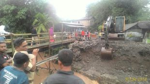 Pekerjaan peningkatan jembatan Cibinong di ruas jalan Kreteg-Klapa Tujuh, Desa Ciapus, Kecamatan Ciomas, Kabupaten Bogor (dok. KM)
