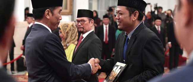 Presiden Joko Widodo menyerahkan anugerah pahlawan nasional kepada ahli waris, Jakarta 8/11/2018 (dok. KM)
