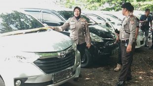 Kapolsek Bogor Barat Kompol Pahyuniati memperlihatkan barang bukti unit mobil rental yang digelapkan oleh sejumlah pelaku dengan modus menggadaikan untuk pinjaman uang, Jumat 9/11/2018 (dok. KM)