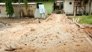 Proyek pekerjaan selasar RSUD Depati Hamzah, Kota Pangkalpinang, Jumat 9/11/2018 (dok. KM)