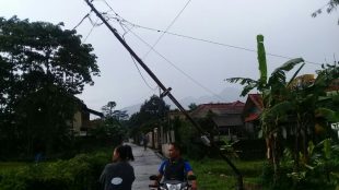 Kondisi tiang listrik yang roboh di Desa Sirnagalih, Kecamatan Tamansari, Minggu 11/11/2018 (dok. KM)