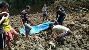 Warga mengevakuasi jasad korban longsor yang menimpa rumah di Desa Sukamaju Mohili, Nias Selatan, Selasa 13/11/2018 (dok. KM)
