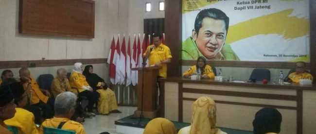 Ketua DPR RI Bambang Soesatyo memberikan orasi saat peresmian posko rumah aspirasi di Kebumen, Selasa 20/11/2018 (dok. KM)