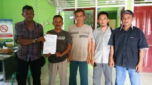 Ketua LSM Forasda Babel bersama warga Desa Air Mesu Timur, Selasa 20/11/2018 (dok. KM)