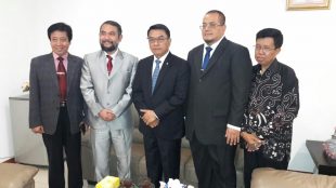 Kiri-kanan: Kepala LL Dikti Prof. Dr Umam, ketua Asosiasi Perguruan Tinggi Swasta Indonesia Prof Dr Budi Sujatmiko, kepala Staf Kepresidenan Dr Moeldoko, ketua Pembina Pelita Bangsa Mardiana, dan sesepuh Mbah Yadi (dok. KM)