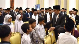 Presiden Joko Widodo menyambut anak-anak yatim piatu saat peringatan Maulid Nabi SAW di Istana Bogor, Rabu 21/11/2018 (dok. KM)