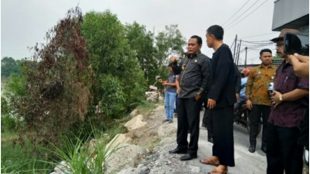 Plt Bupati Bekasi, Eka Supriatmaja meninjau jalan Karang Satria yang amblas, Kamis 22/11/2018 (dok. KM)