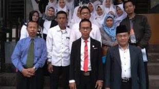 Kepala sekolah SMAS Cisarua, guru dan staf berfoto untuk pemberangkatan PKL siswa (istimewa)