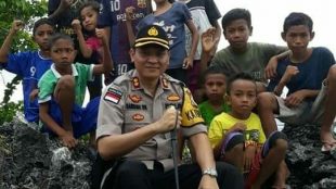 Kapolres Rote Ndao, AKBP Bambang Hari Wibowobersama anak-anak yang berdomisili di sekitar lokasi Tangga 300 Mando, Desa Kuli, Kecamatan Lobalain (dok. KM)