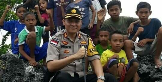 Kapolres Rote Ndao, AKBP Bambang Hari Wibowobersama anak-anak yang berdomisili di sekitar lokasi Tangga 300 Mando, Desa Kuli, Kecamatan Lobalain (dok. KM)