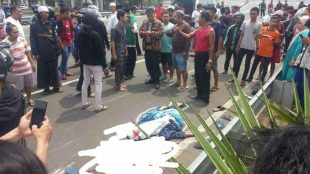 Korban mobil bak terbuka yang terbalik di Jalan Green Lake CityÂ  (GLC), Cipondoh, Kota Tangerang, Minggu 25/11/2018. (istimewa)