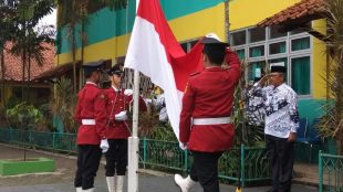 Camat Bojonggede J.Dace Hatomi Saat pengibaran bendera oleh paskibraka SMPN 1 Bojonggede, Senin 26/11/2018 (dok. KM)