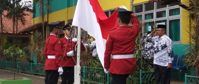Camat Bojonggede J.Dace Hatomi Saat pengibaran bendera oleh paskibraka SMPN 1 Bojonggede, Senin 26/11/2018 (dok. KM)