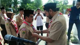 Ka.Kwarda Aceh Muzakir Manaf menyematkan tanda jabatan kepada Ka.Mabicab Langsa Tgk Usman Abdullah, Senin 26/11/2018 (dok. KM)