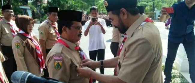 Ka.Kwarda Aceh Muzakir Manaf menyematkan tanda jabatan kepada Ka.Mabicab Langsa Tgk Usman Abdullah, Senin 26/11/2018 (dok. KM)