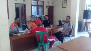 Tim gabungan dari BPBD, jajaran Muspika, Intel Kodim Brebes dan perangkat desa melakukan koordinasi antisipasi tanah longsor di Pasirpanjang, Brebes 30/11/2018