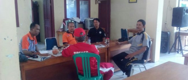 Tim gabungan dari BPBD, jajaran Muspika, Intel Kodim Brebes dan perangkat desa melakukan koordinasi antisipasi tanah longsor di Pasirpanjang, Brebes 30/11/2018