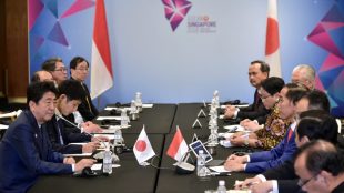 Pertemuan bilateral Presiden Joko Widodo bersama Perdana Menteri Jepang Shinzo Abe di sela pertemuan KTT ASEAN di Singapura, Kamis 15/11/2018 (dok. KM)