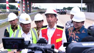Presiden Joko Widodo meninjau ruas tol Bakauheni-Terbanggi Besar di Lampung, Jumat 23/11/2018 (dok. Setpres)