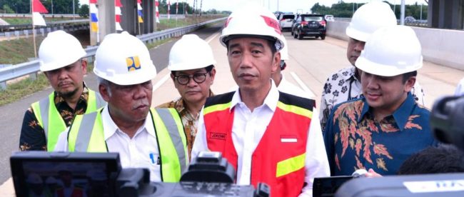 Presiden Joko Widodo meninjau ruas tol Bakauheni-Terbanggi Besar di Lampung, Jumat 23/11/2018 (dok. Setpres)
