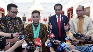 Presiden Joko Widodo bersama juara dunia angkat berat Eko Yuli di Istana Merdeka, Jakarta, Kamis 8/11/2018 (dok. Setpres)
