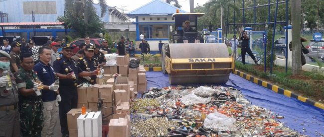 Proses pemusnahan rokok dan miras ilegal di kantor Bea Cukai Bekasi, Cikarang Barat Kabupaten Bekasi, Rabu 28/11/2018 (dok. KM)
