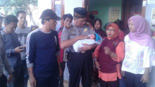Polisi dan warga memeriksa kondisi bayi yang ditemukan di Desa Mekarsari, Rumpin, Rabu 21/11/2018 (dok. KM)