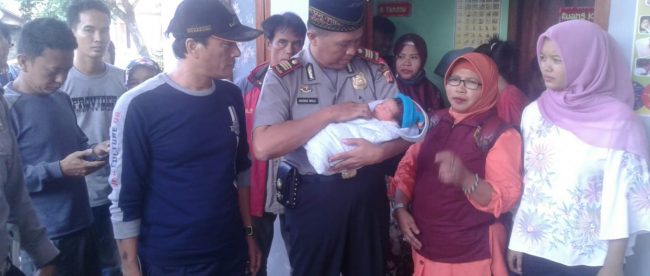 Polisi dan warga memeriksa kondisi bayi yang ditemukan di Desa Mekarsari, Rumpin, Rabu 21/11/2018 (dok. KM)