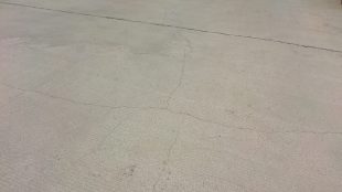 Jalan beton yang retak di Perumahan Permata 1 RW 19 Kelurahan Duren Jaya, Kecamatan Bekasi Timur, Kota Bekasi (dok. KM)