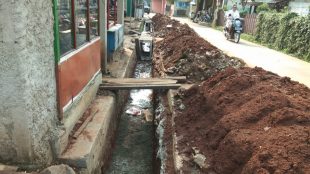 Proses pengerjaan u-ditch di Jalan H. Sabirin Kelurahan, Pondok Jaya, Kecamatan Cipayung Kota Depok, Selasa 20/11/2018 (dok. KM)