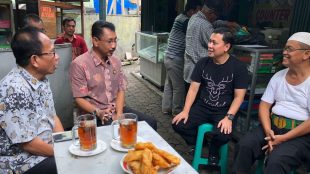 Wakil Walikota Bogor Usmar Hariman, Kajari Bogor Yudi Indra Gunawan dan Kepala Dinas UMKM Anas S Rusmana saat meninjau dan berdialog dengan pedagang samping Kantor Kejari Bogor, Jumat 20/11/2018 (dok. KM)